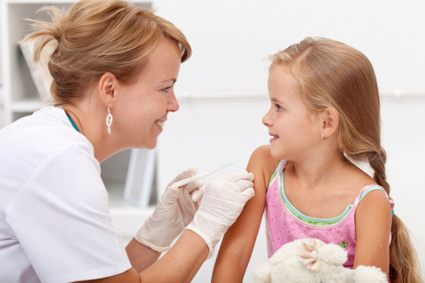 Bambina e vaccinazione