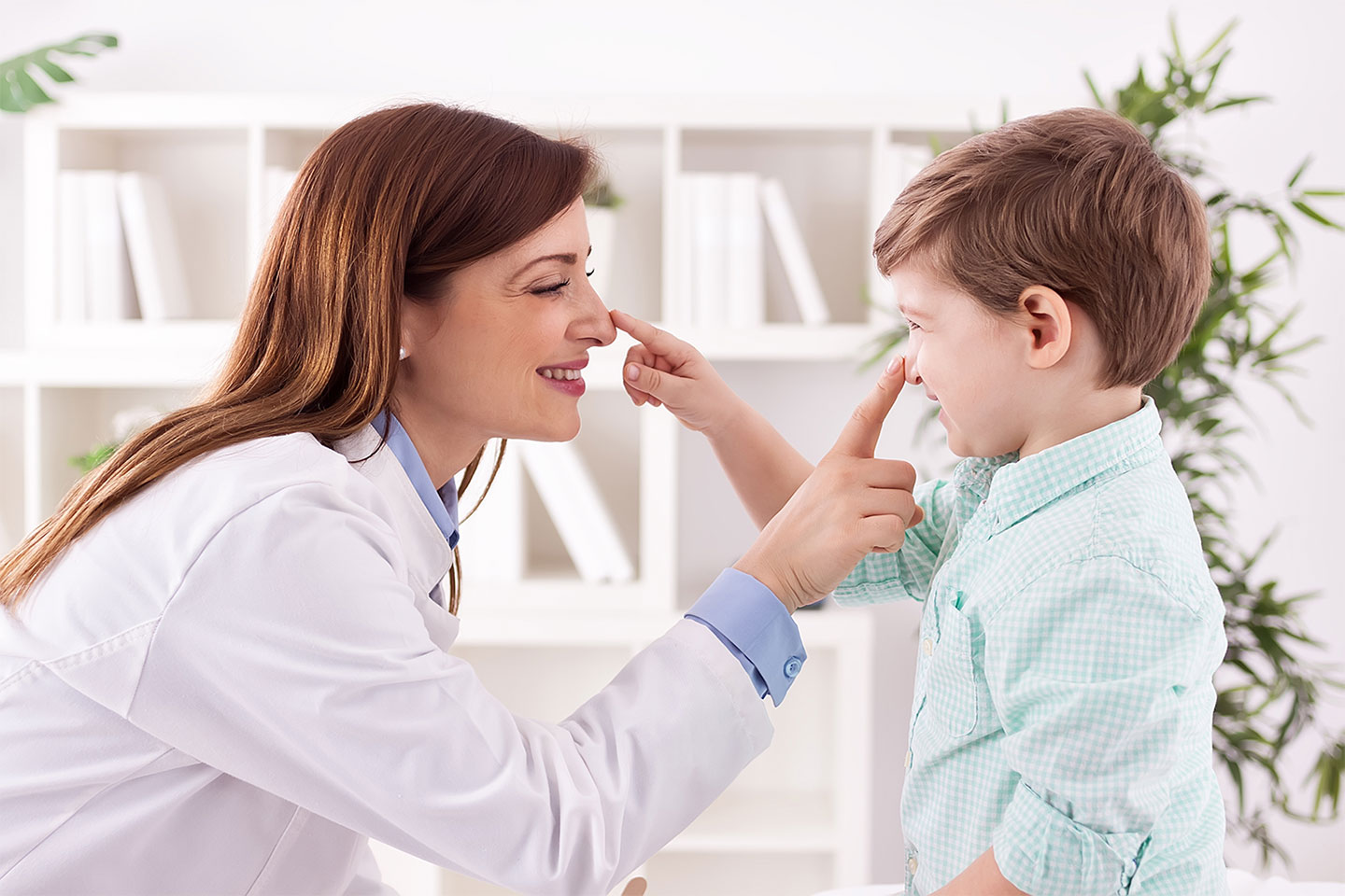 Pediatra con bambino