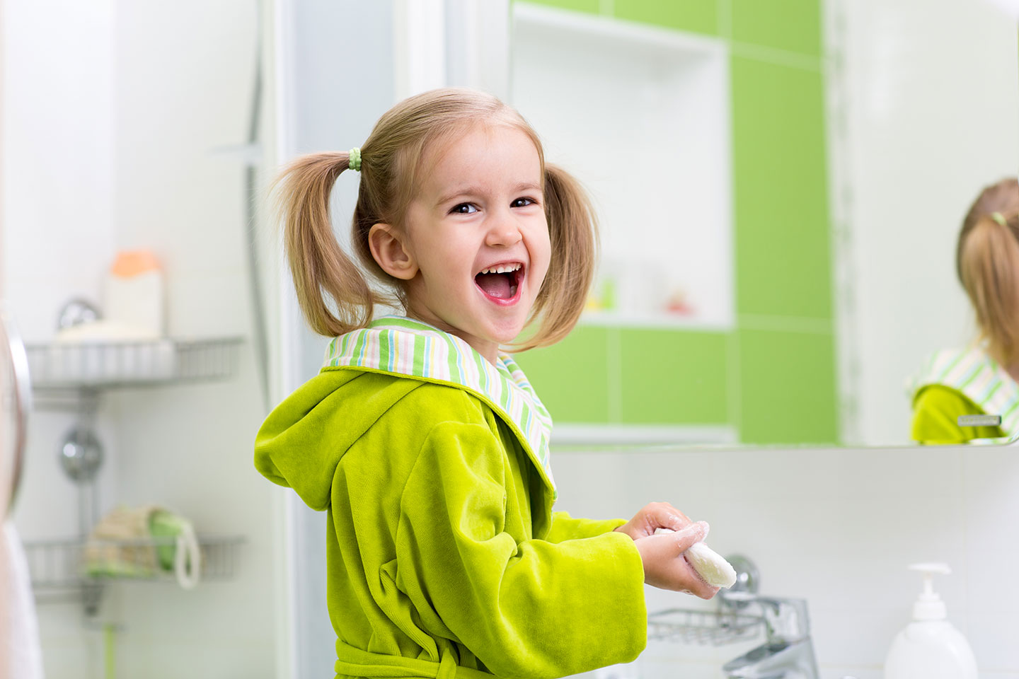 Bambina che si lava