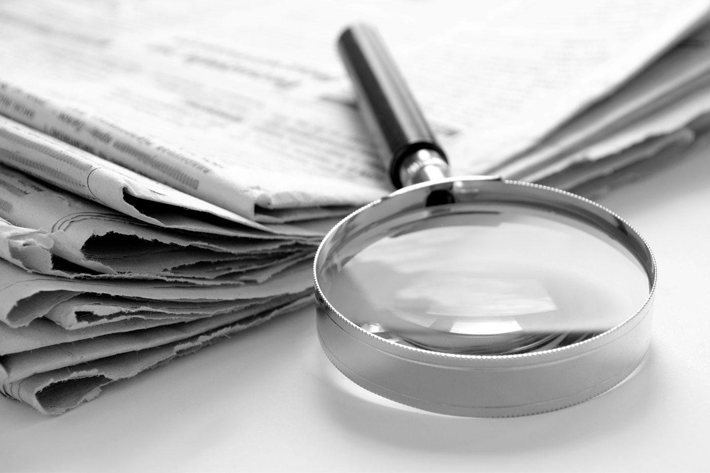 Lente d'ingrandimento e quotidiani