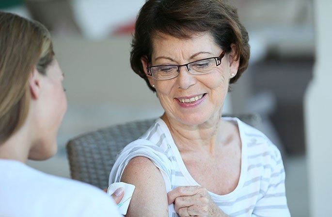 Immagine Jpeg: Signora riceve vaccinazione
